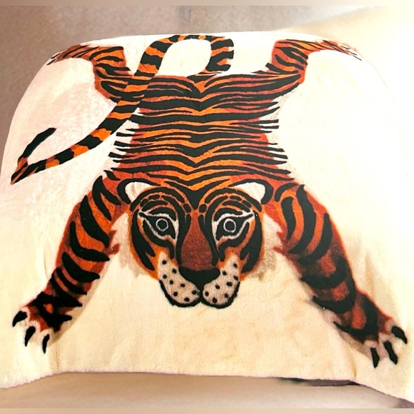 Christian Lacroix NWT Super Plush Faux Fur Twin Size Tiger Pattern Blanket - Picture 7 of 8
